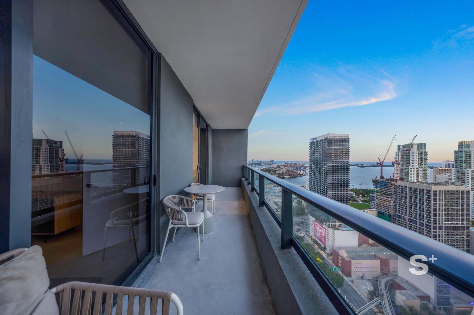 Modern In Downtown With Stunning Views